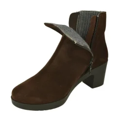 Botin De Comfort Class En Piel Nobuck De Pala Lisa Y Piso De Cuna Tacon Confortable Con Planta Extraible