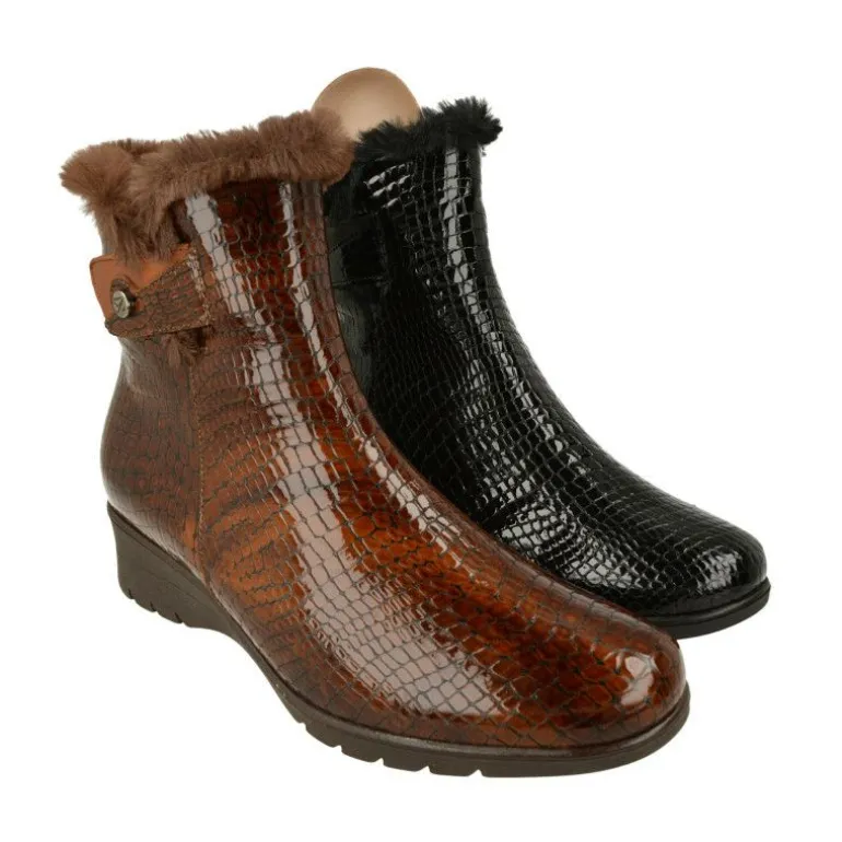 Botin De Piesanto En Piel Coco Charol Con Cuello Borreguillo, Piso De Cuna De Caucho Y Planta Descanso Extraible