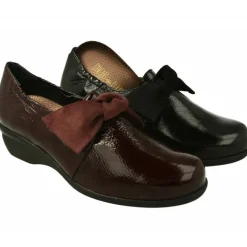 Mocasin De Comfort Class En Piel Charol Con Lazo Ante. Piso De Poliuretano Planta De Descanso Movible Y Horma De Ancho Especial
