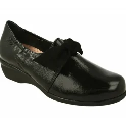 Mocasin De Comfort Class En Piel Charol Con Lazo Ante. Piso De Poliuretano Planta De Descanso Movible Y Horma De Ancho Especial