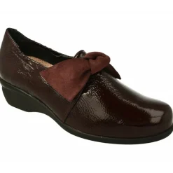Mocasin De Comfort Class En Piel Charol Con Lazo Ante. Piso De Poliuretano Planta De Descanso Movible Y Horma De Ancho Especial