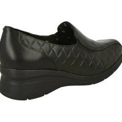 Mocasin De Confort Class Con Elasticos En Pala Y Piel Acolchada Rombos. Piso Muy Ligero De Poliuretano Y Planta Extraible
