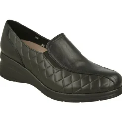 Mocasin De Confort Class Con Elasticos En Pala Y Piel Acolchada Rombos. Piso Muy Ligero De Poliuretano Y Planta Extraible