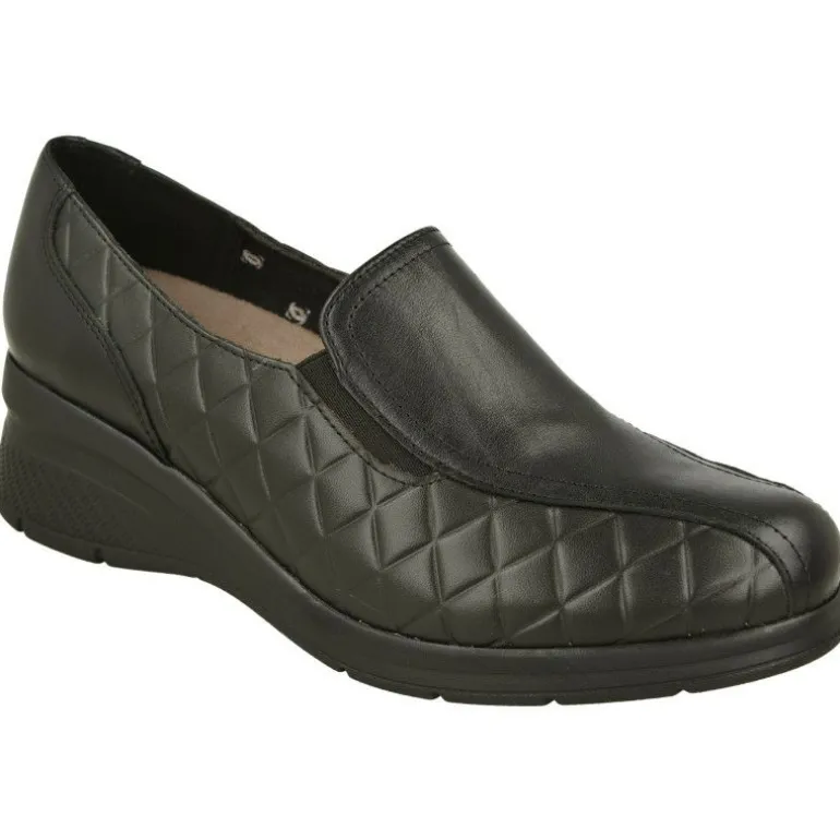 Mocasin De Confort Class Con Elasticos En Pala Y Piel Acolchada Rombos. Piso Muy Ligero De Poliuretano Y Planta Extraible