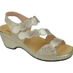 Sandalia De Comfort Class En Piel Grabada Metal Con Ajuste Triple Velcro, Cuna Alta Forrada Y Planta De Descanso Extraible