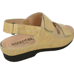 Sandalia De Comfort Class (Essential) En Piel Grabada Charol Con Triple Tira Ajustable De Velcro Y Con Piso De Poliuretano