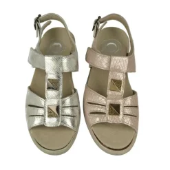 Sandalia De G Comfort En Piel Metalizada Con Tira De Pedreria Y Ajuste Por Velcro Con Piso De Cuna Y Planta Anatomica